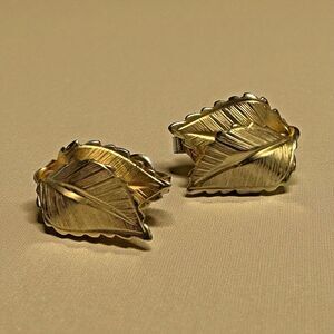 Giovanni Vintage Leaf Clip-On Earrings – 0.75 Inches goldtone